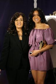 Эстель Беннетт - слева