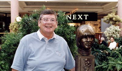 Дэйв Рейнольдс у бюста Брайана Джонса