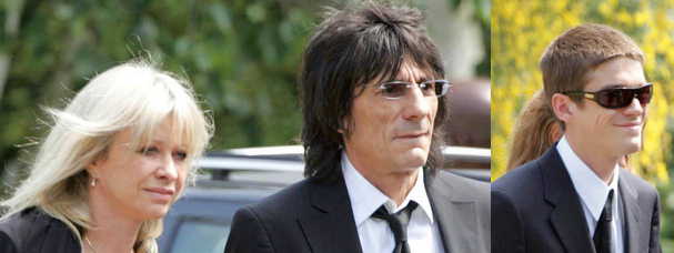 Джозефина, Рон и Джесс Джеймс на похоронах Крисси