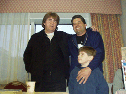  26 апреля с Ф. Коллела, сопродюсером диска  Мика 1990 г. и его сыном