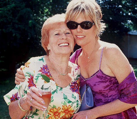 Дорис Ричардс (слева) вместе с женой Кита Патти