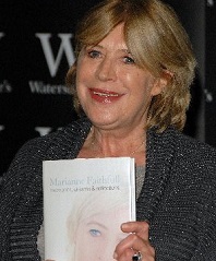 Марианн Фейтфулл в лондонском книжном магазине