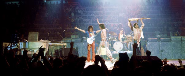 Сейчас Мик обольет кого-то
из зрителей водой