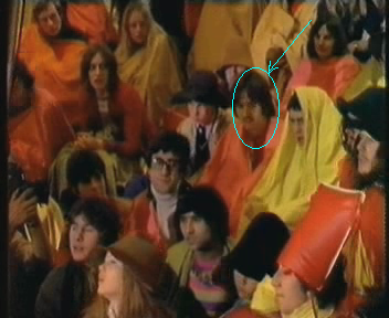  стоп-кадр из 'Рок-н-ролльного цирка' - в кружочке человек, похожий на Ринго